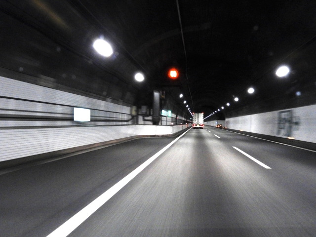 高速道路のトンネル