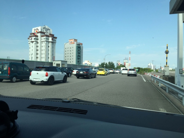 車窓から高速道路の景色