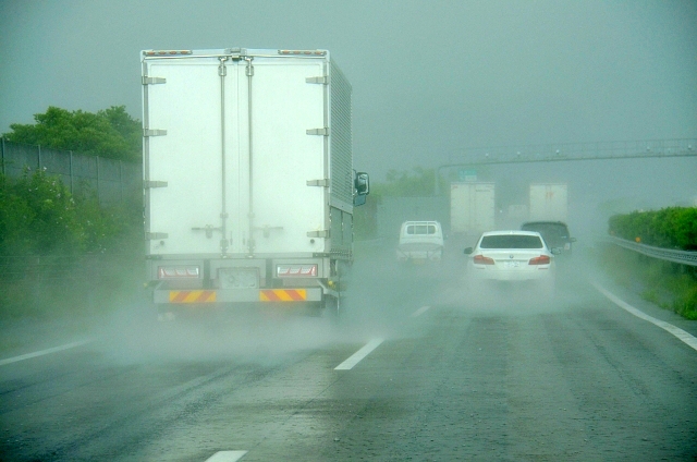 雨の高速道路