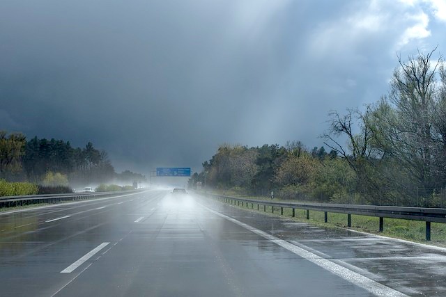 雨の高速道路